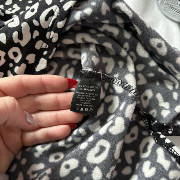 Womans Size Medium White Black Cheetah Print Activewear Outdoor Fleece Lined - Picture 5 of 8